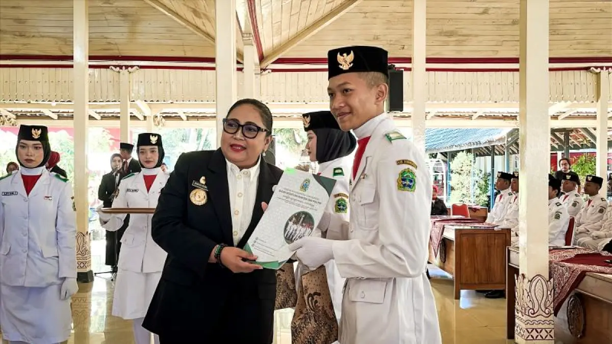 Bupati Gunungkidul Endah Subekti Kuntariningsih mengukuhkan Pelaksana dan Sekretariat Duta Pancasila Paskibraka Indonesia (DPPI) Kabupaten Gunungkidul periode 2026–2030 di Bangsal Sewokoprojo, Wonosari, Selasa (21/7). (Dzika Fajar/Radar Jogja)