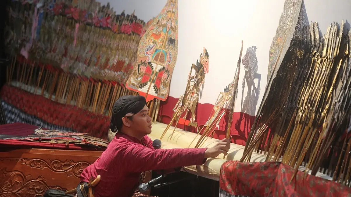 Dalang remaja Davin Mahatma memainkan wayang kulit dalam Festival Dalang Anak dan Remaja DIJ 2026 di Gedung Societet, Taman Budaya Yogyakarta (TBY), Selasa  (21/7/2026). FOTO: GUNTUR AGA TIRTANA/RADAR JOGJA