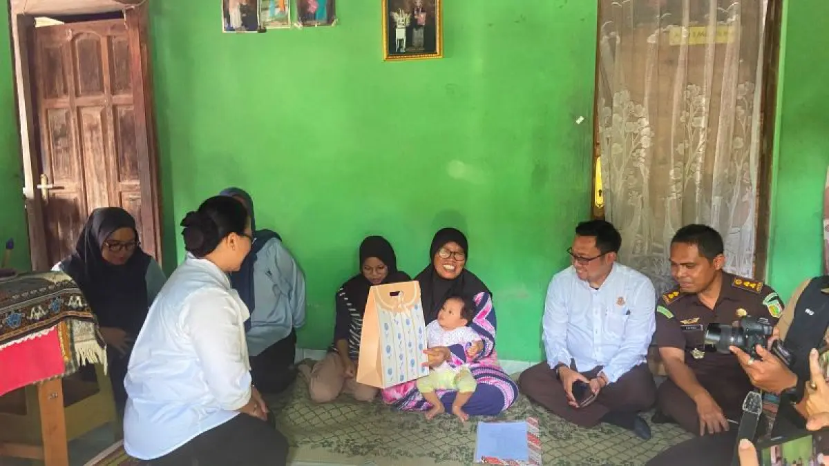 Jajaran Kejari Bantul sedang menyerahkan surat perwalian kepada Mujinah di rumahnya. (Cintia&nbsp;Yuliani/Radar Jogja)