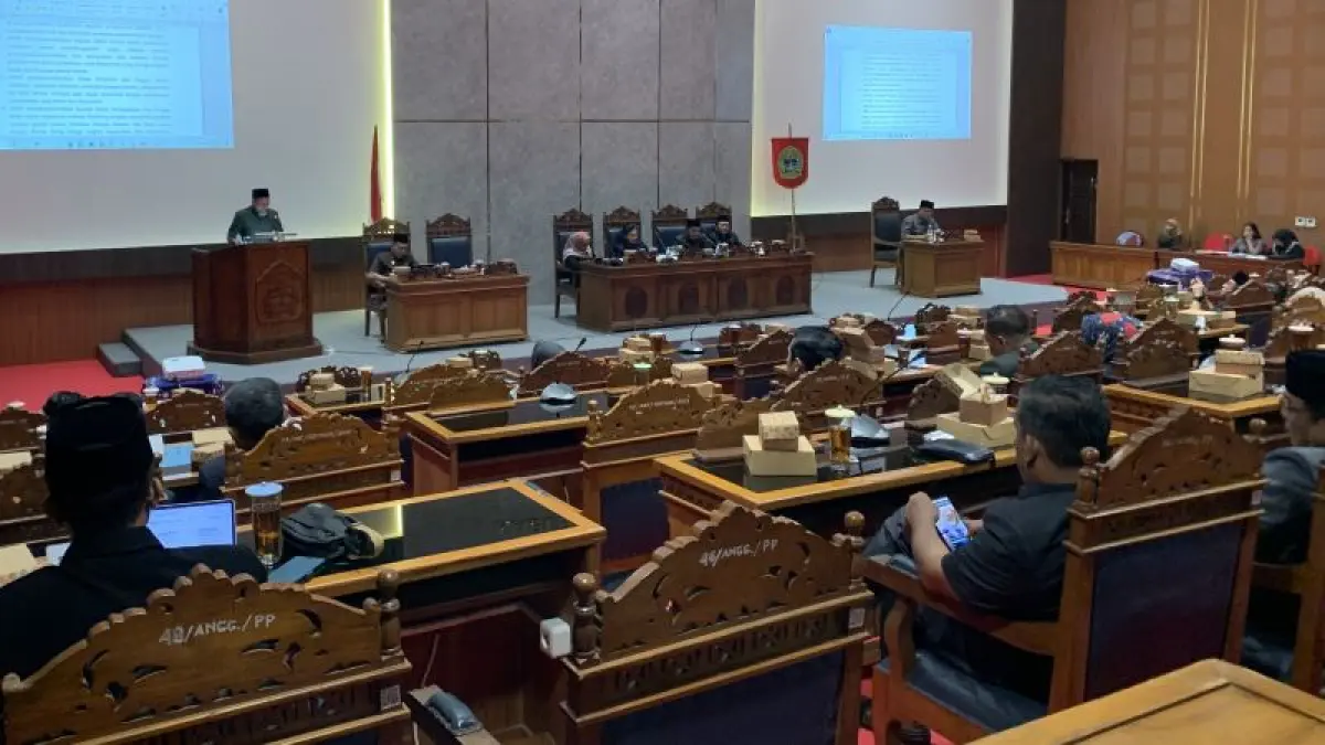 Juru Bicara DPRD Gunungkidul Anwarudin menyampaikan rekomendasi hasil pengawasan pelaksanaan APBD Tahun Anggaran 2026 Triwulan II pada rapat paripurna DPRD Gunungkidul, Selasa (21/7). (Dzika Fajar/Radar Jogja)