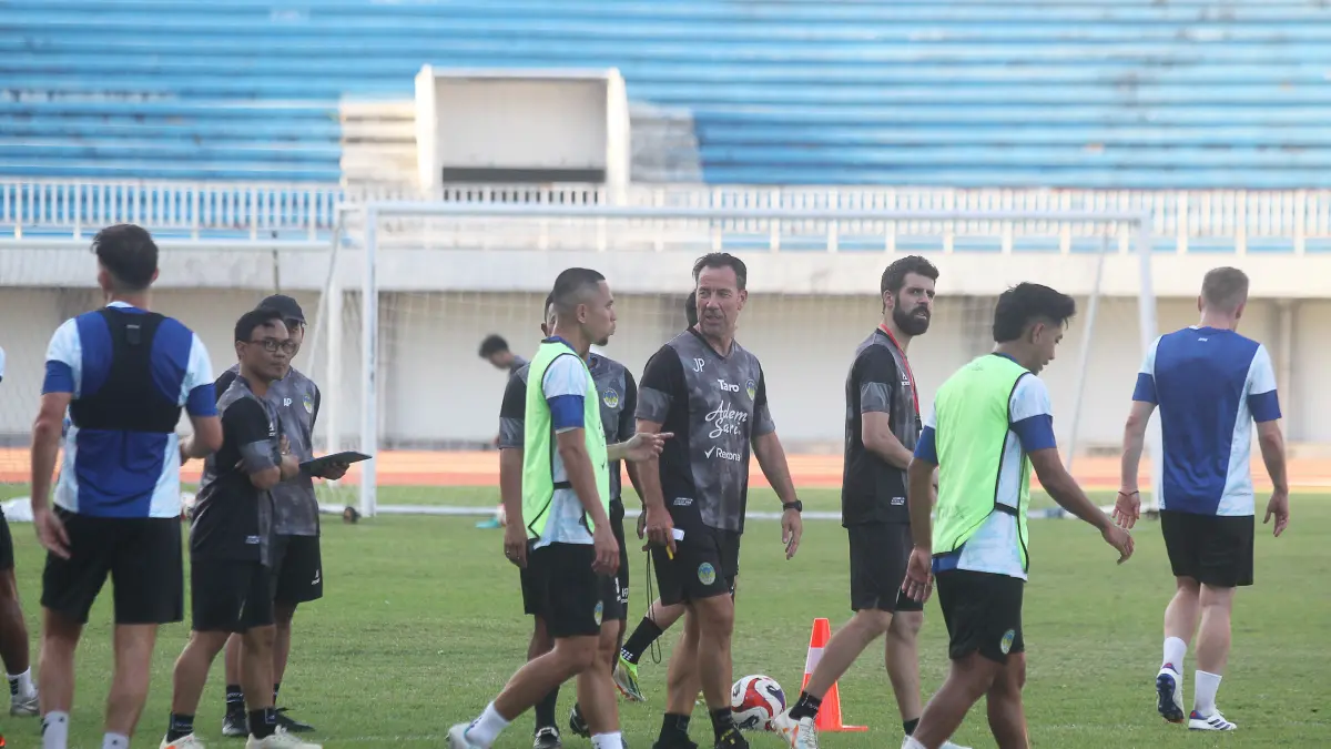 Pelatih PSIM Jogja Van Gastel memimpin latihan perdana di Stadion Mandala Krida