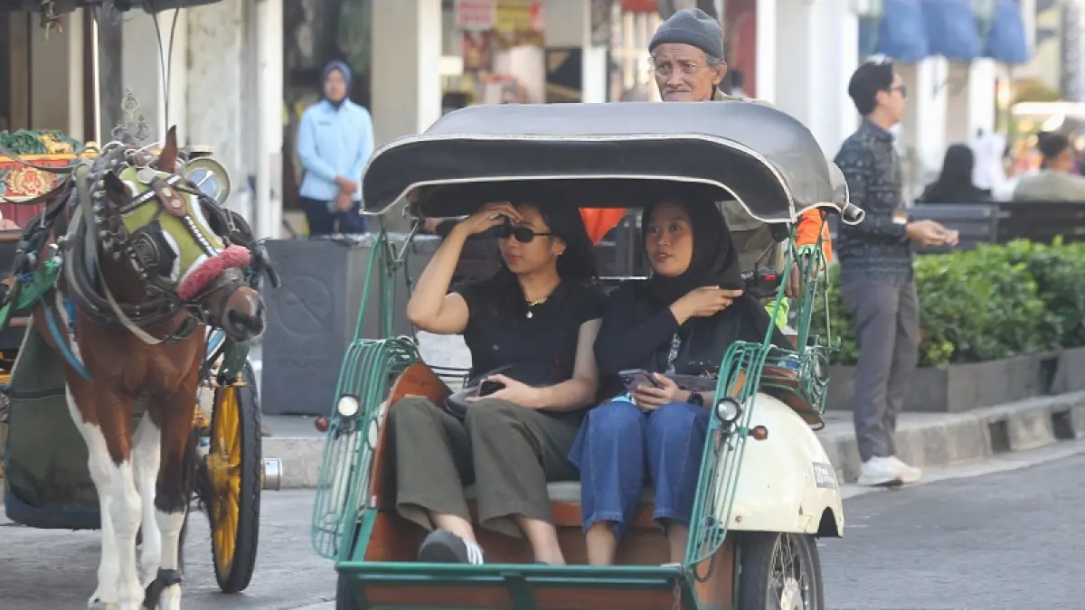 Pengemudi becak listrik mengantar wisatawan berkeliling kawasan Malioboro secara gratis, Kota Jogja, Selasa (21/7/2026). Foto: GUNTUR AGA TIRTANA/RADAR JOGJA