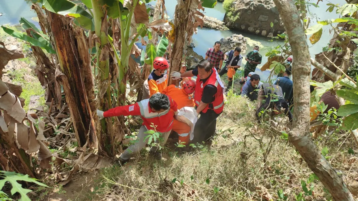 Petugas melakukan olah tempat kejadian perkara dan mengevakuasi jenazah remaja yang ditemukan di bantaran Sungai Bogowonto atau persisnya berada di bawah Jembatan Buh Lewung.(Dokumentasi BPBD Purworejo)

&nbsp;
