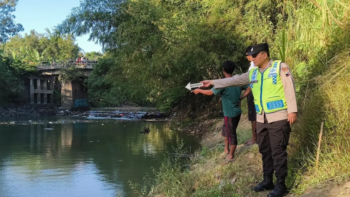 Polisi mendatangi lokasi tenggelamnya pelajar di aliran Sungai Kedungbener. (Dokumen Polres Kebumen)