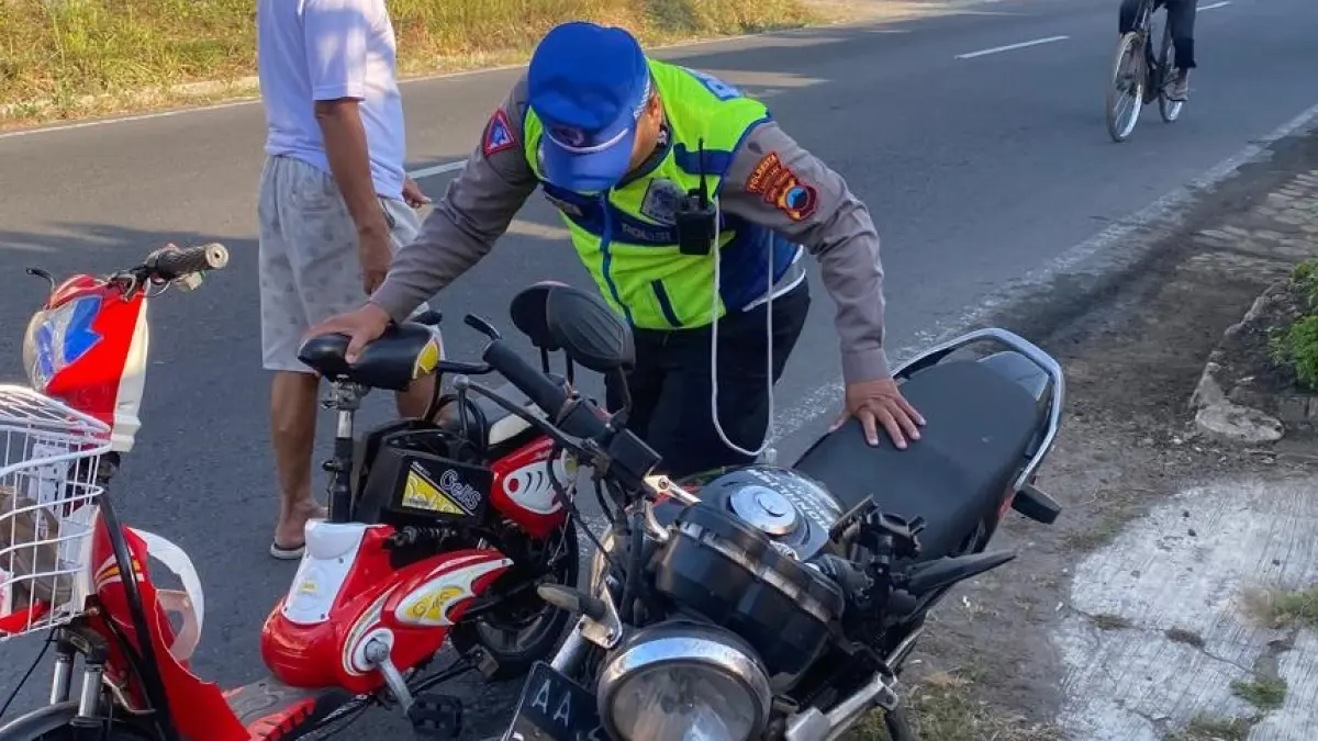 Polisi mengevakuasi sepeda motor dan sepeda listrik milik korban usai terlibat kecelakaan, Selasa (21/7).