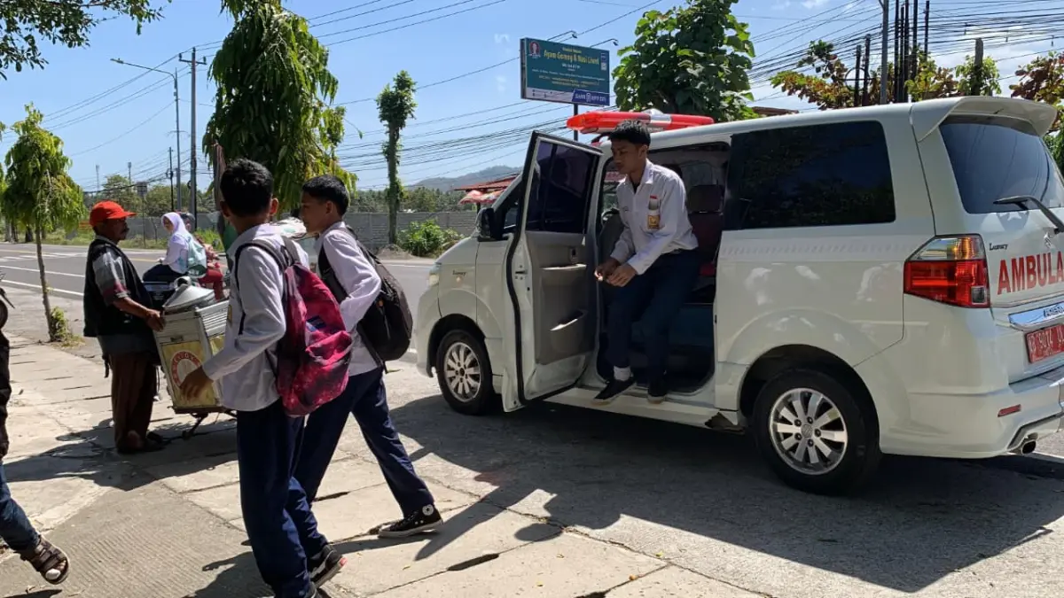 PULANG: Siswa SMPN 3 Wates kembali ke sekolah setelah menerima perawatan dari Puskesmas Wates. (ANOM BAGASKORO/RADAR JOGJA)