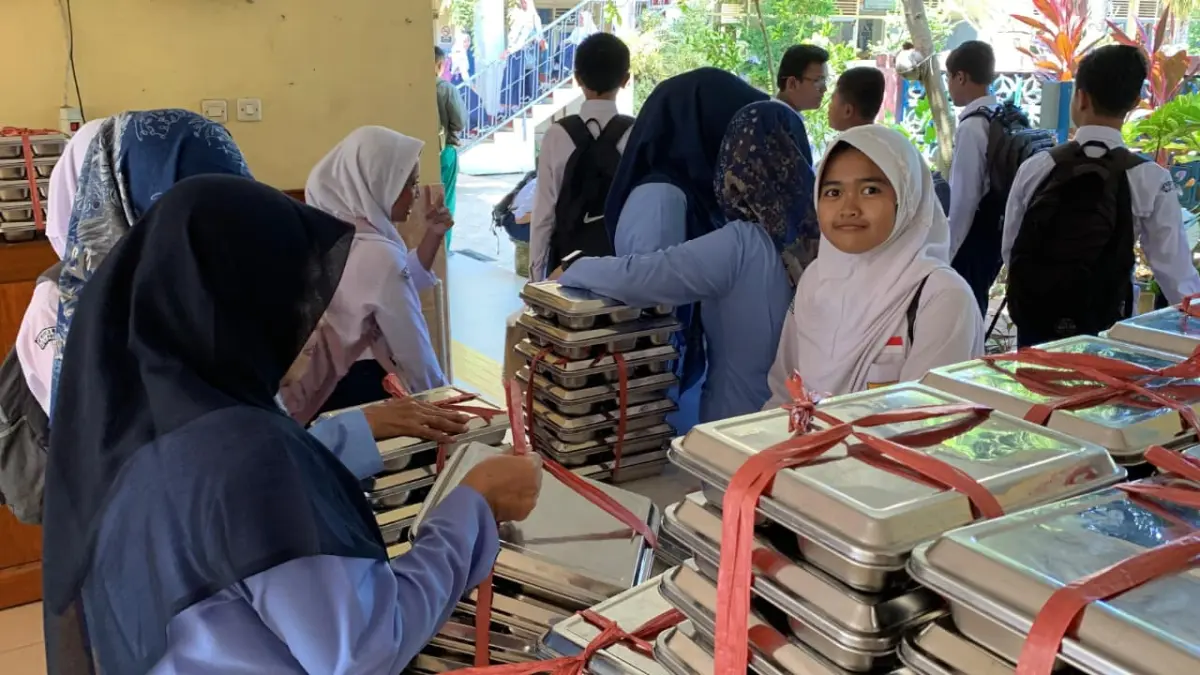 RAPI: Siswa SMPN 3 Wates menumpuk ompreng menu MBG. (ANOM BAGASKORO/RADAR JOGJA)