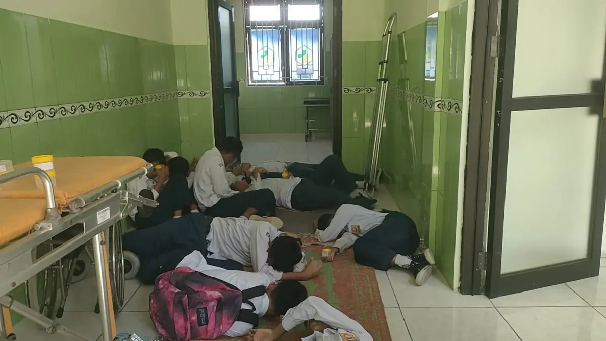 SAKIT: Siswa SMPN 3 Wates merintih kesakitan saat di IGD Puskesmas Wates. (ISTIMEWA)