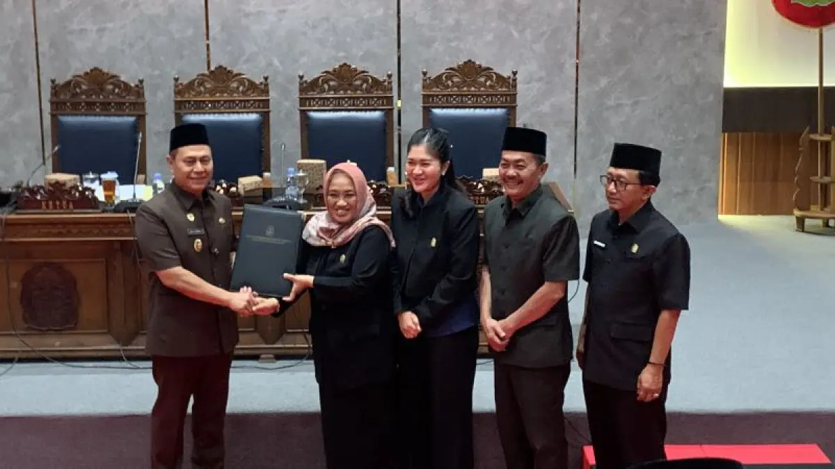 SIMBOLIS: Ketua DPRD Gunungkidul Endang Sri Sumiyartini menyerahkan nota penjelasan tiga Raperda Prakarsa DPRD kepada Wakil Bupati Gunungkidul Joko Parwoto saat rapat paripurna Selasa (21/7). (Dzika Fajar/Radar Jogja)