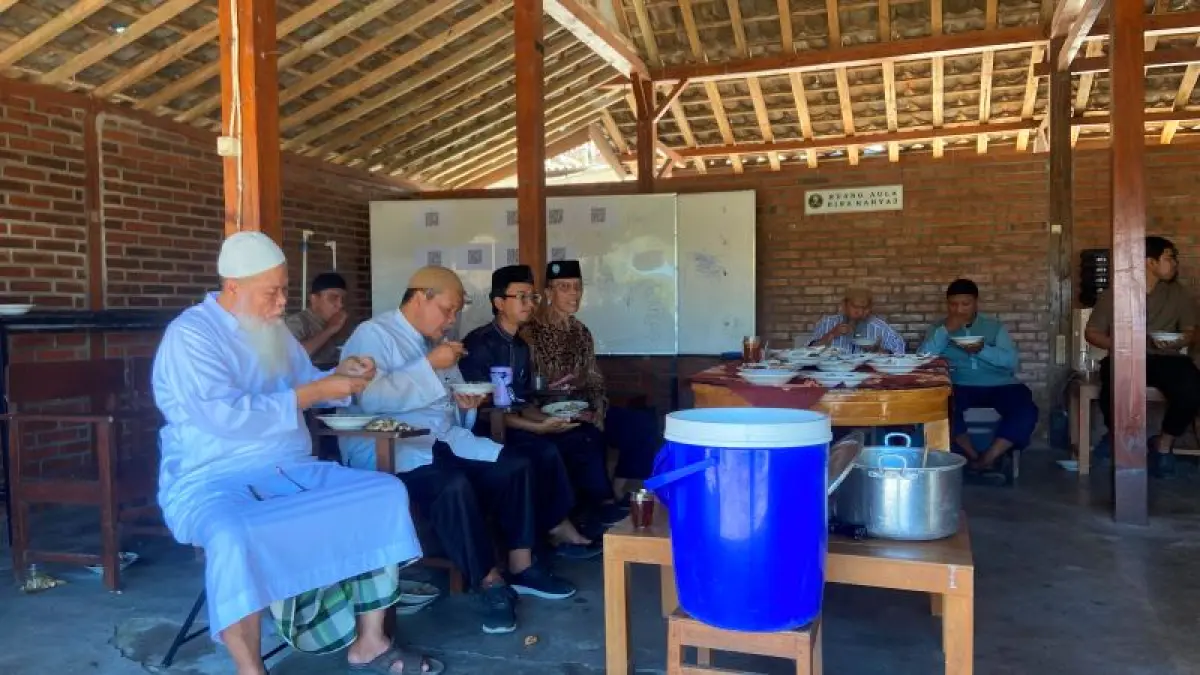 SYUKURAN: Warga Srimulyo sedang menyantap olahan kambing sebagai perayaan kebebasan Wajiran di rumah Wajiran Selasa (21/7). (Cintia&nbsp;Yuliani/Radar Jogja)