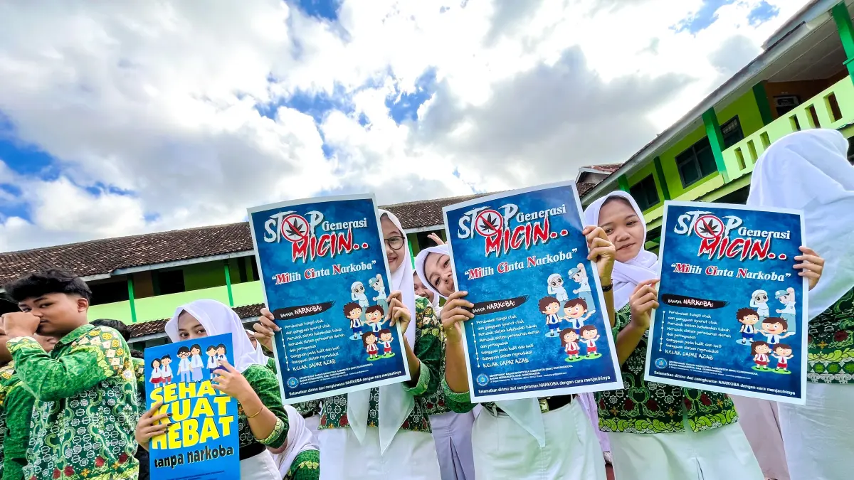 Sejumlah siswa SMA Pembangunan 2 Karangmojo membawa poster berisi ajakan menolak penyalahgunaan narkoba saat Apel Sosialisasi Pencegahan dan Pemberantasan Penyalahgunaan dan Peredaran Gelap Narkotika (P4GN) di kompleks pendidikan Karangmojo, Rabu (22/7/2026). (Foto: Pemkab Gunungkidul)

&nbsp;