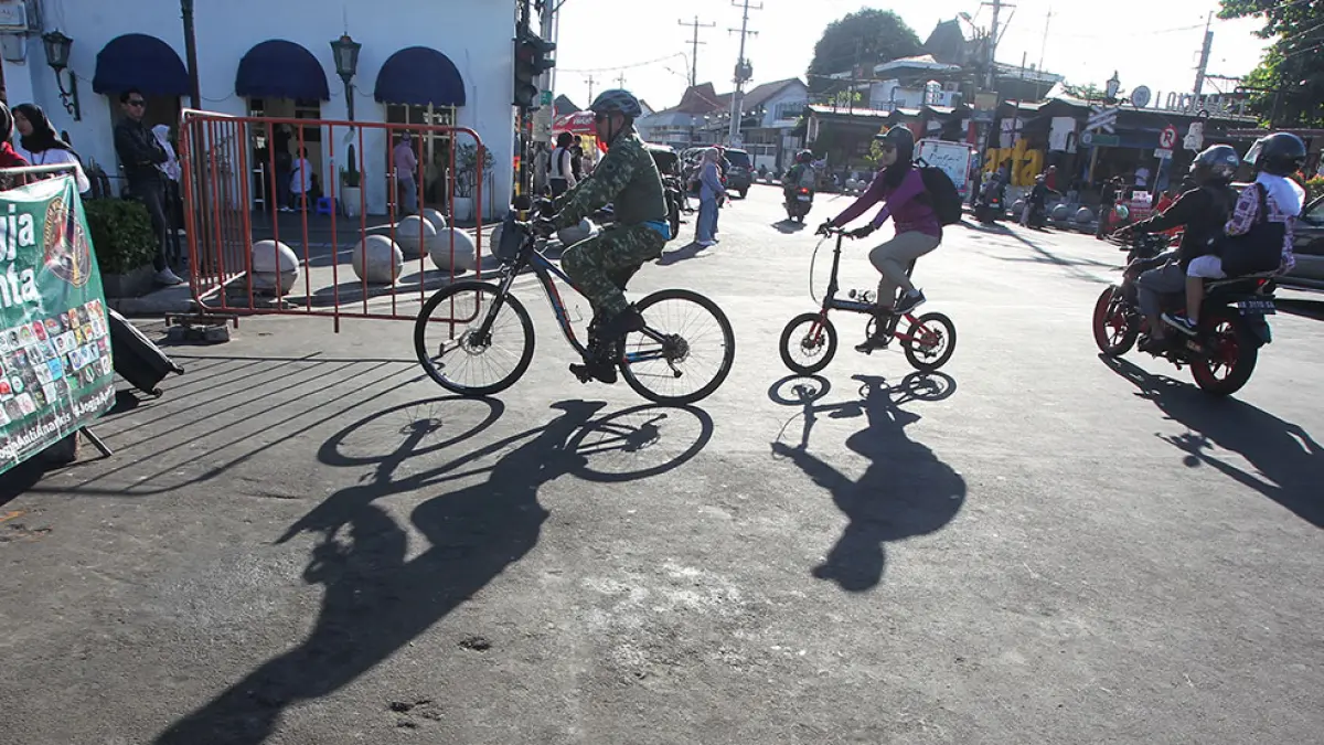 TANPA PEMBATASAN: Pesepeda melintas di kawasan Malioboro, Jogja, kemarin (22/7). Pemprov DIJ akan mendampingi pelaksanaan Jogja Last Friday Ride (JLFR) pada pekan terakhir Juli dan kawasan Malioboro dipastikan dapat dilalui peserta.  Guntur Aga Tirtana/Radar Jogja 
