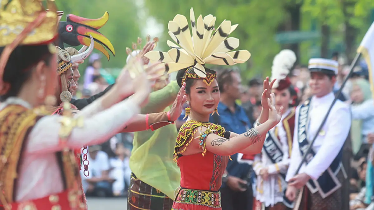 TERUS BERLANJUT: Salah satu peserta Kirab Budaya Festival Tresna Pancasila tampil dengan pakaian adat budaya nusantara dari sejumlah daerah. Acara yang mendapatkan antusiasme masyarakat itu bakal menjadi agenda tahunan. (Foto: Guntur Aga Tirtana/Radar Jogja)