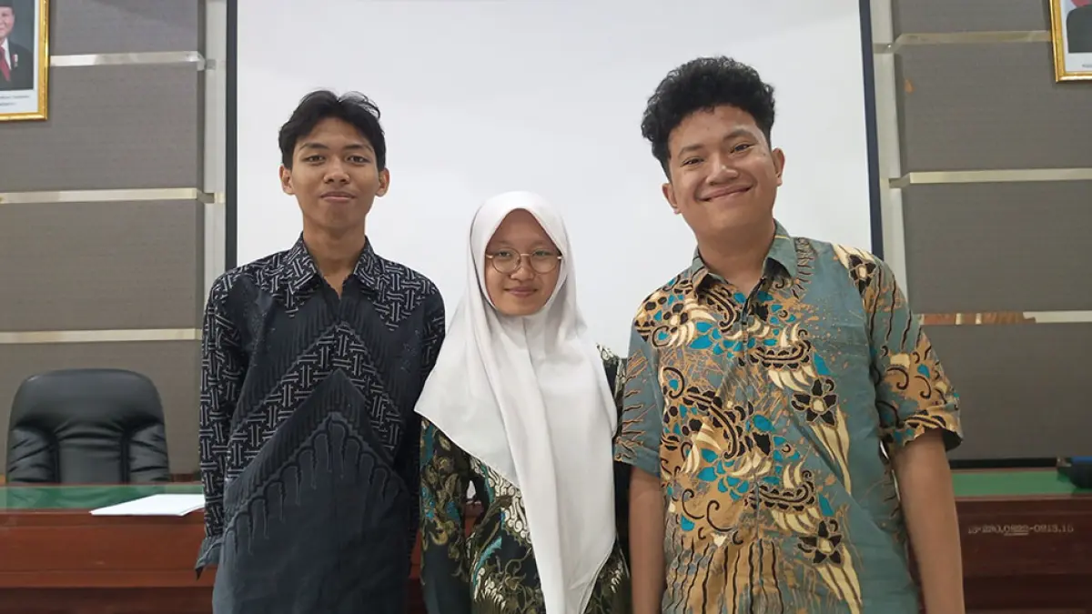 DEBATER TERBAIK: Clarissa Elvaretta Maulana siswi SMAN 1 Bantul (tengah), Thomas Jagaddhita Atmono dari SMAN 8 Yogyakarta (kanan), dan Pramudia Nur Lathief asal SMAN 1 Bantul yang mewakili DIY dalam ajang LDBI 2026.  Yusuf Bastiar/Radar Jogja
