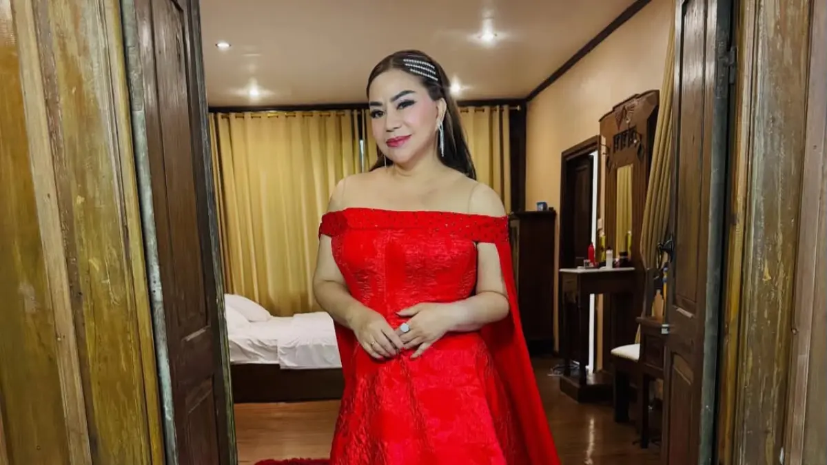Penyanyi dangdut Anisa Bahar berpose saat menghadiri sebuah acara dengan mengenakan gaun merah. (threads/@anisa_bahar_new)