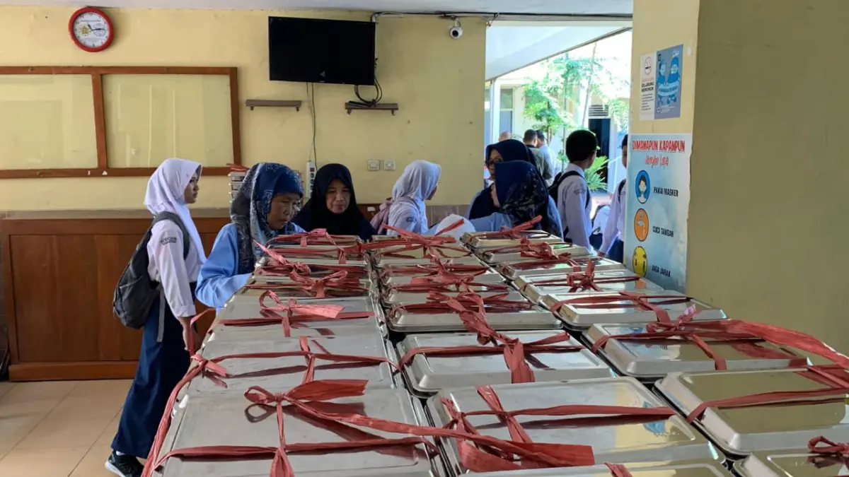 RAPI: Siswa SMPN 3 Wates masih menata ompreng MBG saat mengeluhkan mual dan diare. (ANOM BAGASKORO/RADAR JOGJA)