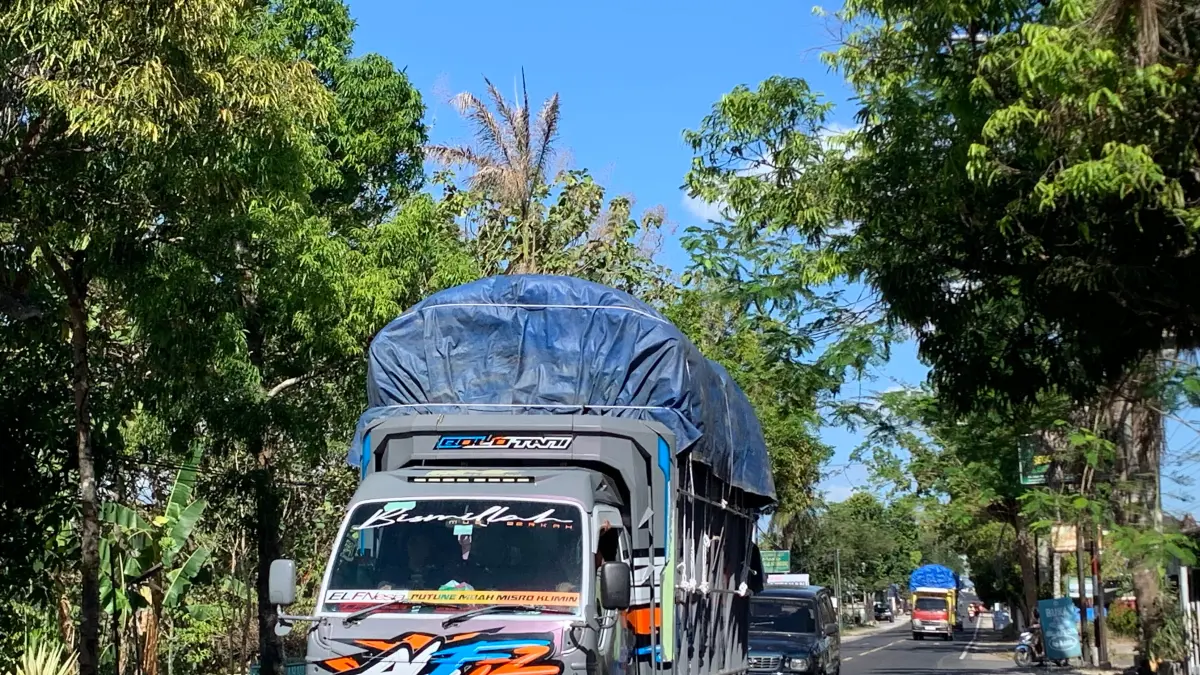 Sebuah truk diduga bermuatan melebihi kapasitas melintas di ruas Jalan Jogja–Wonosari.