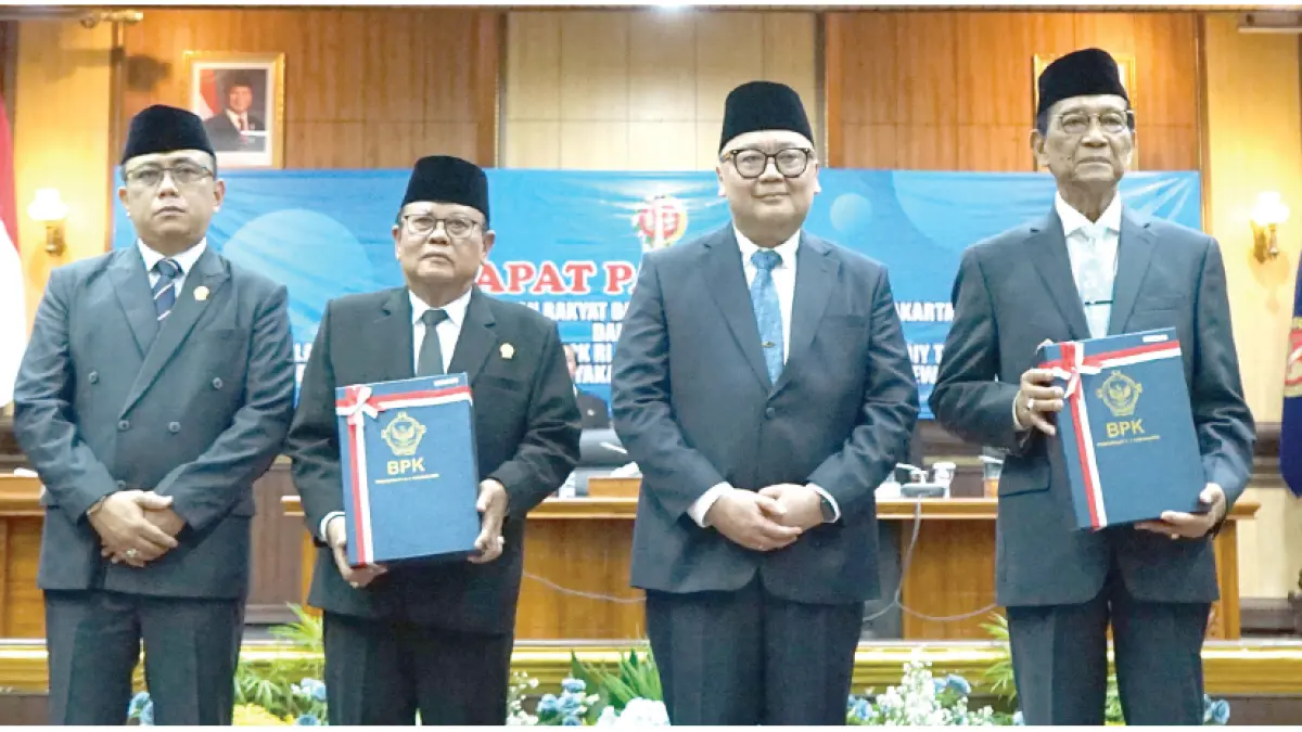 Konsistensi: Dirjen Pemeriksaan Keuangan negara V BPK rI Widhi Widayat (tengah) saat menyerahkan LHP atas Laporan Keuangan Pemda DIY Ta 2025 kepada Ketua DPrD DIY nuryadi dan gubernur DIY Hamengku Buwono X. Kali ke -16 secara beruntun, Pemda DIY meraih opini WTP. Ikut mendampingi nuryadi, tiga wakil ketua DPrD DIY Budi Waljiman, Imam Taufik dan umaruddin Masdar.