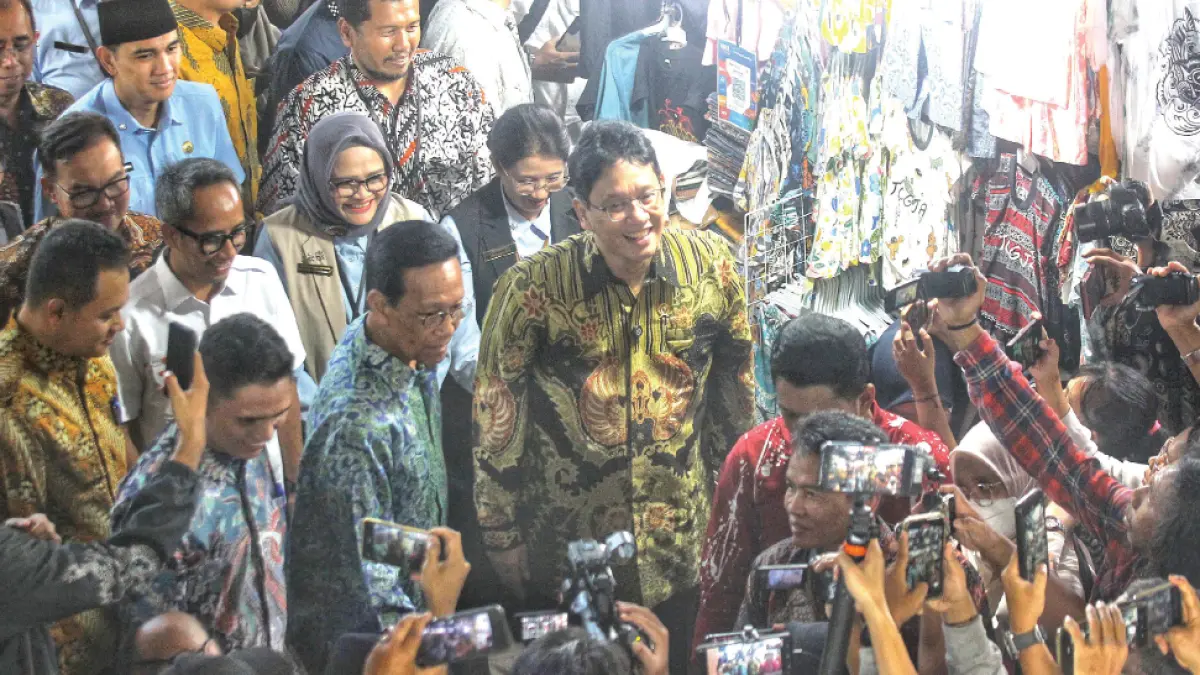 PERGERAKAN EKONOMI: Menteri Keuangan Purbaya Yudhi Sadewa didampingi Gubernur DIY Hamengku Buwono X saat melakukan kunjungan kerja ke Teras Malioboro dilanjutkan ke Pasar Beringharjo, Jogja, pada (17/3). Menkeu Purbaya memantau langsung pergerakan ekonomi di pasar tradisional serta memastikan daya beli masyarakat tetap terjaga.( GUNTUR AGA TIRTANA/RADAR JOGJA)