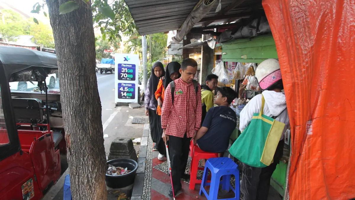 Penyandang tunanetra melintas di trotoar Jalan Parangtritis, Kota Jogja, kemarin (23/7). Sejumlah trotoar di Kota Jogja belum sepenuhnya ramah bagi penyandang disabilitas, terutama tunanetra, lantaran masih banyak yang belum dilengkapi jalur pemandu (guiding block), atau jalurnya terputus maupun terhalang berbagai fasilitas.