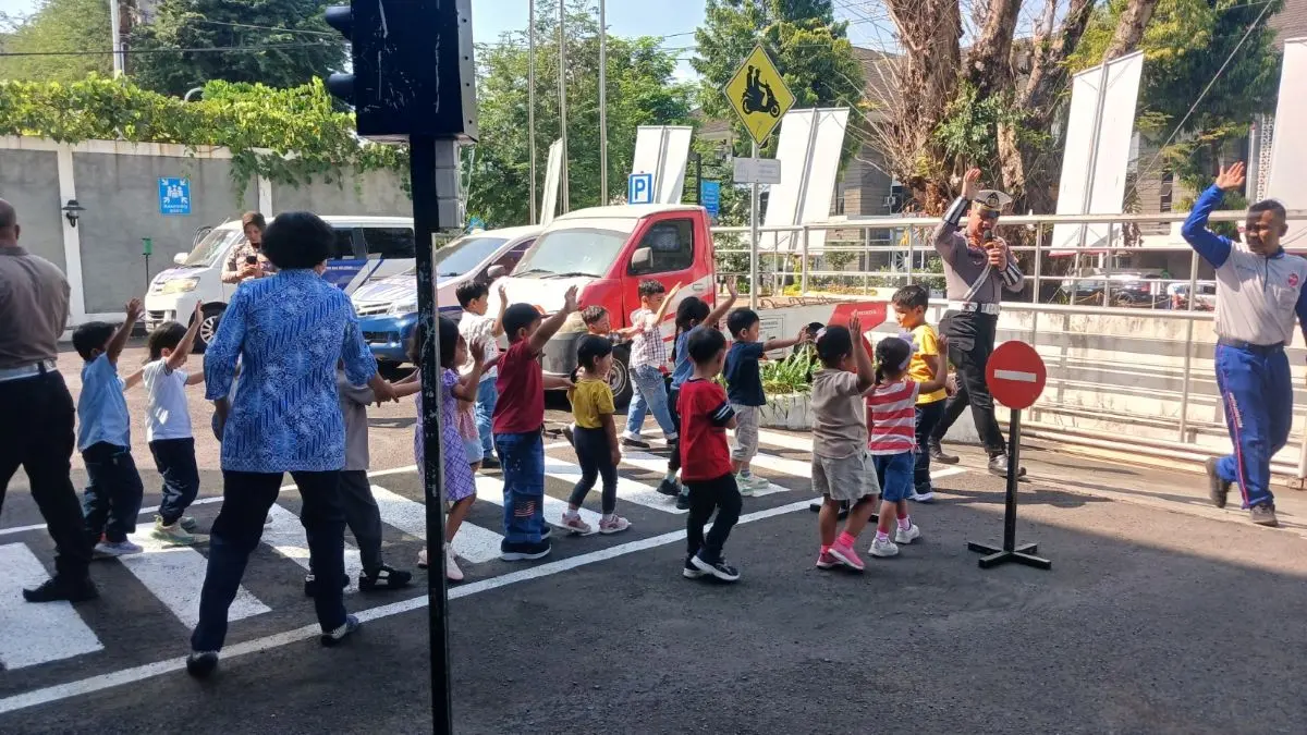 Astra Motor Yogyakarta selaku Main Dealer sepeda motor Honda wilayah Yogyakarta, Kedu, dan Banyumas berkolaborasi dengan Polda DIY menyelenggarakan kegiatan edukasi keselamatan berkendara sejak usia dini