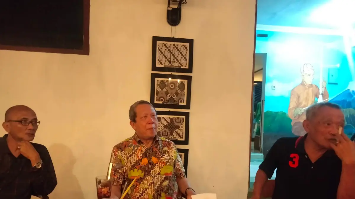 BSP (tengah) saat menghadiri diskusi di Hotel Ruba Graha, Jogja. Duduk di samping kiri Ketua PHRI DIJ Deddy Pranowo Eryono dan di kanan mantan Kepala BKPA DIJ Bambang Wisnu Handoyo. Foto azam sauki adam for radar jogja