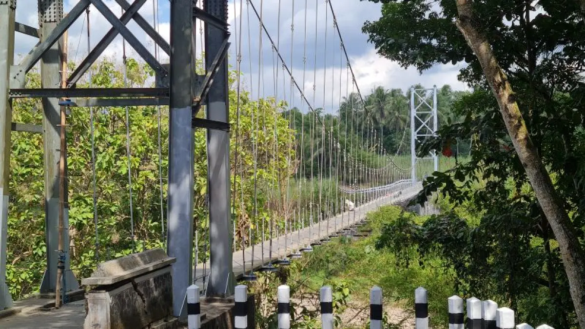 DIPERBAIKI: Sejumlah pekerja tampak memperbaiki jembatan gantung penghubung antarkecamatan Kamis (23/7). (NAILA&nbsp;NIHAYAH/RADAR JOGJA)