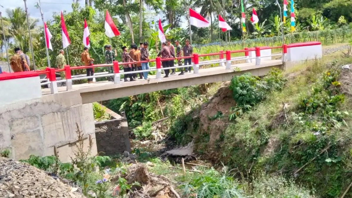 DIRESMIKAN: Jembatan Perintis Garuda kini bisa dilalui warga setelah bertahun-tahun menggunakan jembatan bambu, Kamis (23/7). (NAILA&nbsp;NIHAYAH/RADAR JOGJA)
