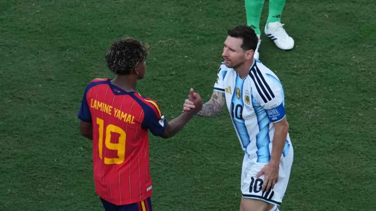 Lamine Yamal dan Lionel Messi setelah laga final Piala Dunia 2026.