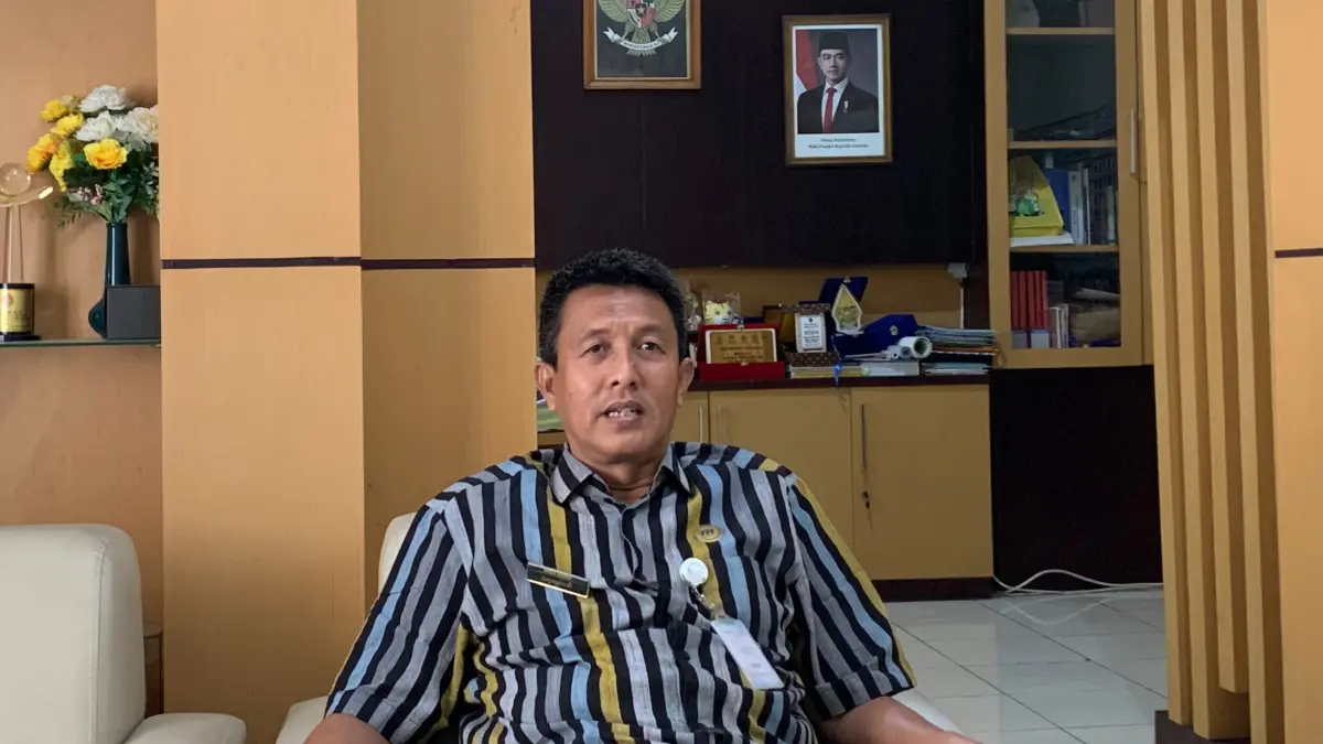 LOKER GAWAI – Kepala SMKN 2 Wonosari, Ahmad Darmadi, memperlihatkan loker penyimpanan telepon seluler siswa di ruang kesiswaan, Kamis (23/7/2026). (Dzika Fajar/Radar Jogja)