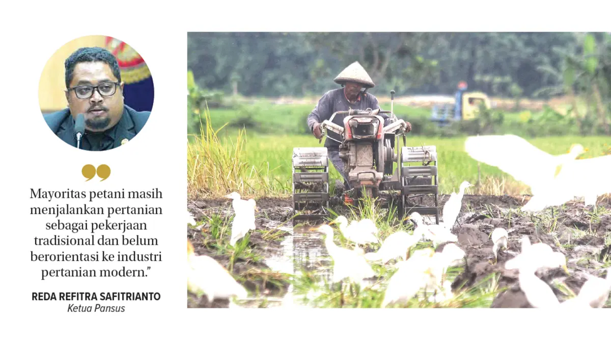 OLAH LAHAN : Seorang petani sedang membajak sawah. Pansus mendorong Pemda DIY agar membangun ekosistem pertanian berbasis teknologi
