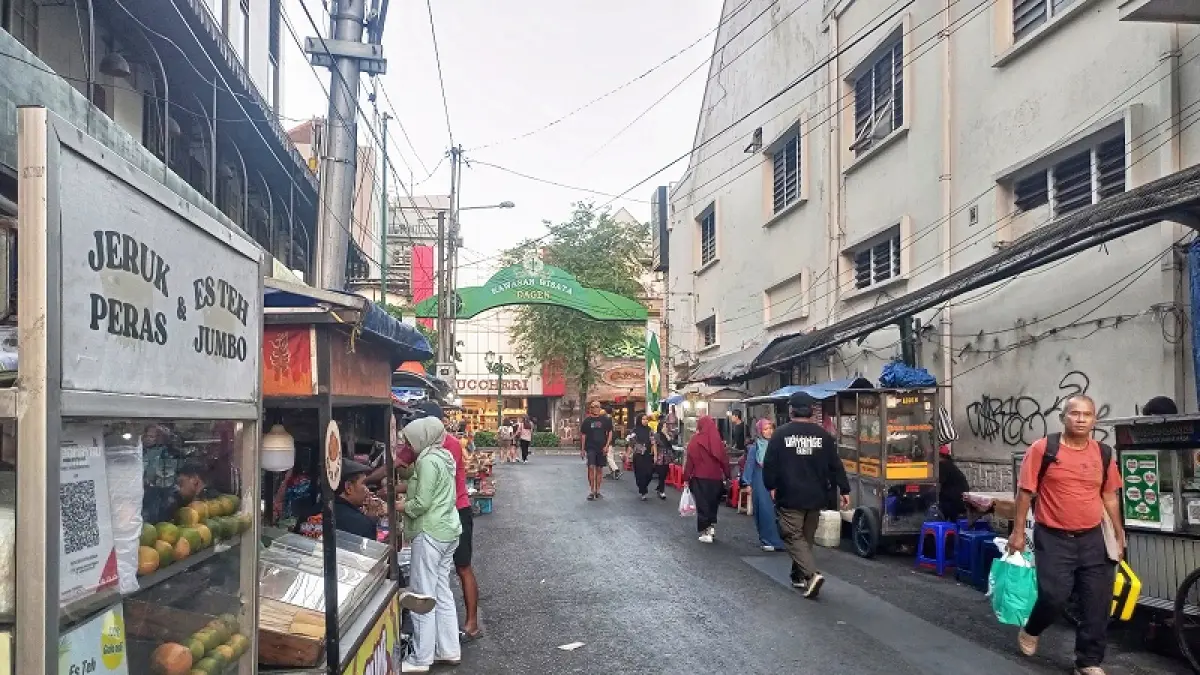 Pelaku UMKM berjualan di salah satu sirip jalan kawasan Malioboro, di Jalan Dagen, Kota Jogja, Kamis (23/7/2026). FOTO: GUNTUR AGA TIRTANA/RADAR JOGJA