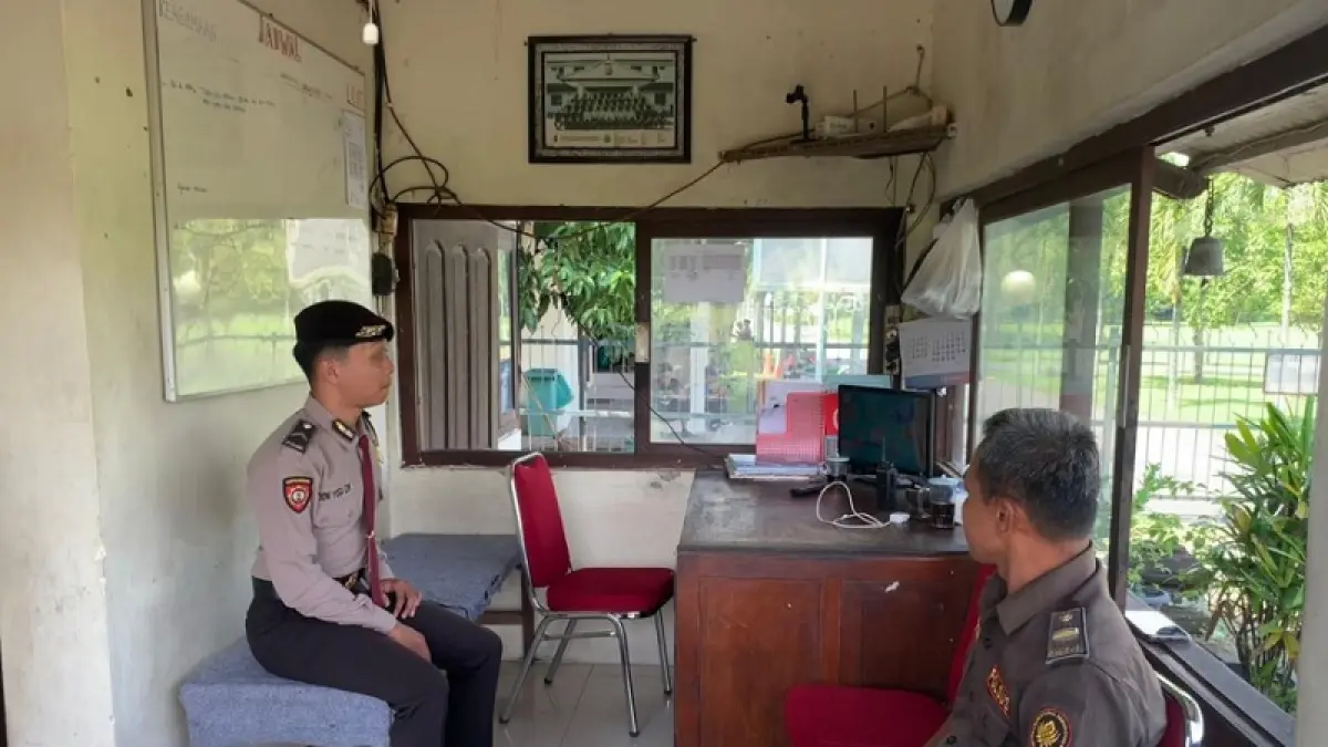 Personel Unit Pamobvit Sat Samapta Polresta Sleman melaksanakan kegiatan patroli sambang secara rutin di kawasan Taman Wisata Candi (TWC) Prambanan Selasa (21/7/2026). Dok. Polresta Sleman