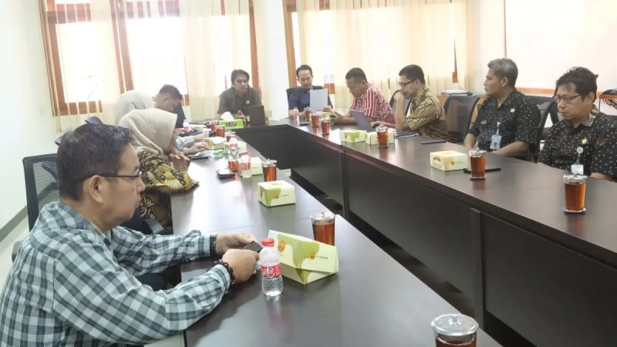RAPAT KERJA: Komisi D DPRD Kebumen mendengarkan penjelasan Bagian Pengadaan Barang dan Jasa (PBJ) Setda Kebumen terkait proses dan tahapan lelang pekerjaan pemerintah. (M Hafied/Radar Jogja)