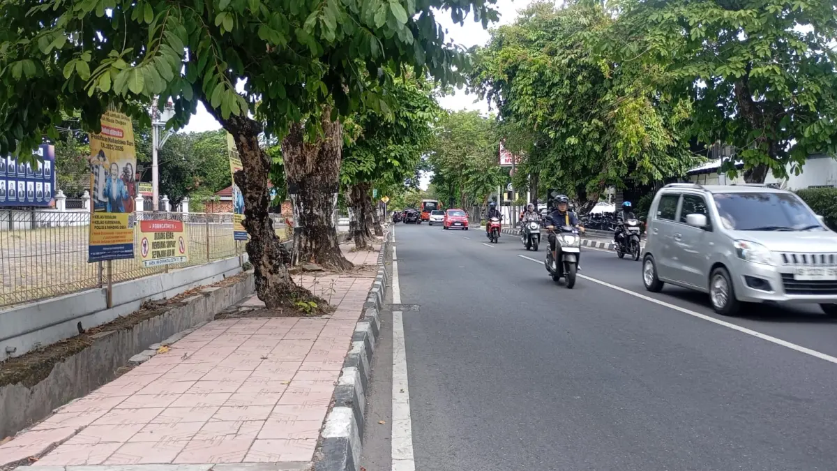Salah satu titik trotoar di Jalan Timoho, Gondokusuman, Kota Jogja yang belum ramah bagi penyandang disabilitas. Fasilitas trotoar di ruas jalan tersebut belum memiliki guiding block dan ada jalur yang menabrak pohon. (Foto:&nbsp;IWAN NURWANTO/Radar Jogja)