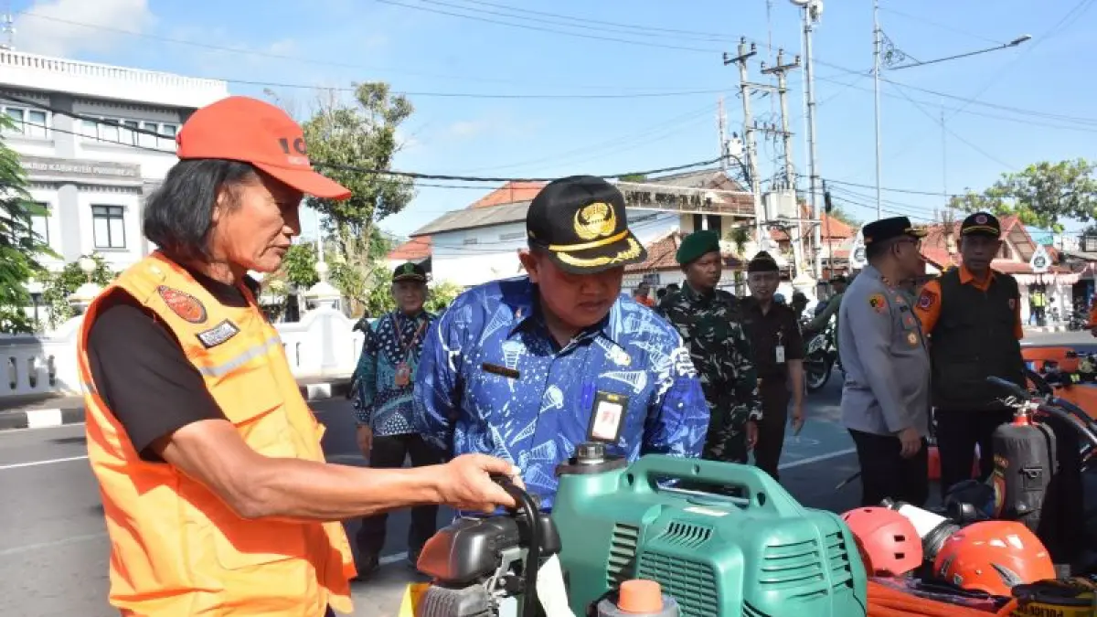 SIAGA: Sekretaris Daerah (Sekda) Purworejo Suranto mengecek kesiapan personel dan peralatan pendukung untuk antisipasi sekaligus penanganan kebakaran hutan dan lahan. (Dokumentasi Prokopim Purworejo)
