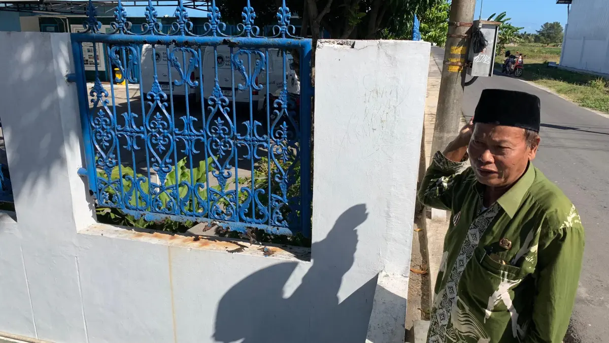 TUNJUK: Sugiyanto menunjukkan saluran sumber yang diduga mencemari lingkungan, berasal dari SPPG. (ANOM BAGASKORO/RADAR JOGJA)