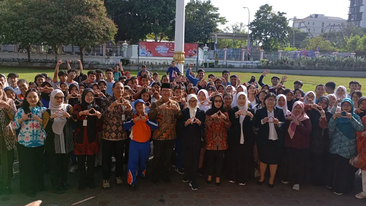 Wali Kota Jogja Hasto Wardoyo saat bersama anak-anak dalam Peringatan Hari Anak Nasional yang diselenggarakan di Balai Kota, Kamis (23/7/2026). (Foto: Iwan Nurwanto/Radar Jogja)&nbsp;