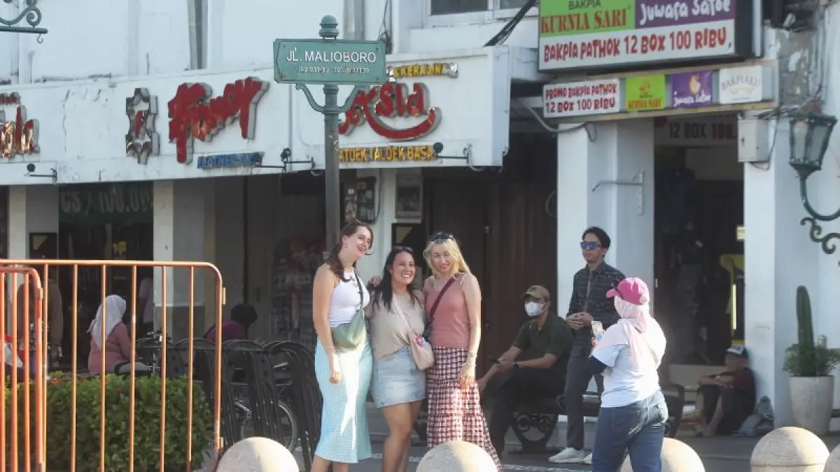 KUNJUNGAN LANDAI: Wisatawan mancanegara berlibur di kawasan Malioboro, Kota Jogja Jumat (24/7). Pemkot Jogja menggandeng sejumlah daerah untuk meningkatkan kunjungan wisatawan pada periode low season melalui promosi dan kerja sama pariwisata. (GUNTUR AGA TIRTANA/RADAR JOGJA)
&nbsp;