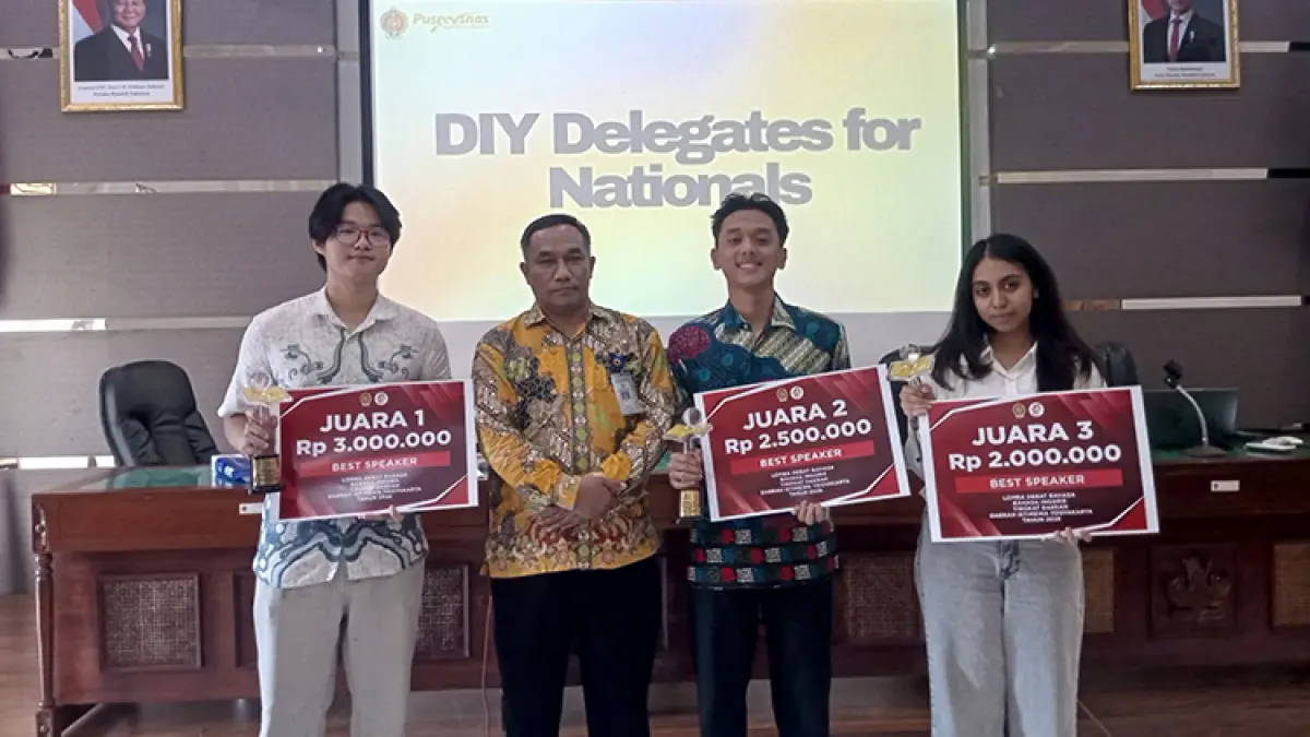 MENTAL JUARA: Dari kiri ke kanan Wiliam Nugrohosetyo (SMA Kolese De Britto), Kabid Pembinaan SMA Dinas Dikpora DIY Tukiman, Mufasya Mauna Akbar dan&nbsp; Dara Aura Bizainal (SMAN 8 Yogyakarta) mewakili DIY ke tingkat nasional. (Foto: Foto Yusuf Bastiar/Radar Jogja)
