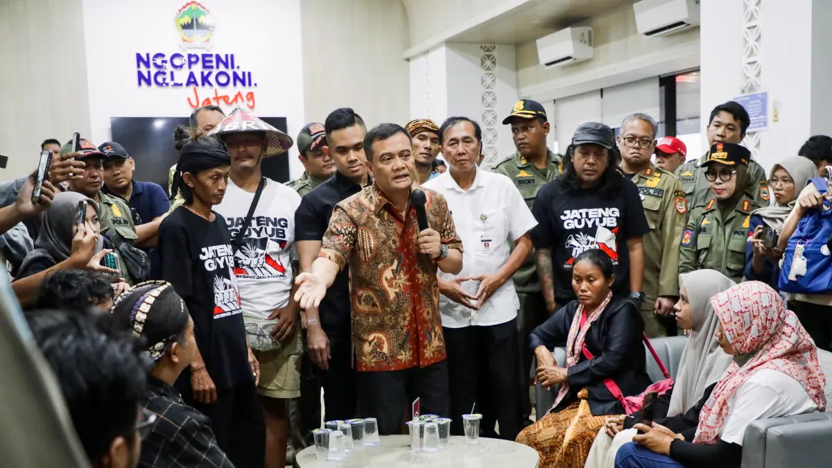 Ahmad Luthfi menerima perwakilan masyarakat yang tergabung dalam Jateng Guyub di Rumah Rakyat, Kantor Gubernur Jateng pada Jumat, 24 JUli 2026.&nbsp;