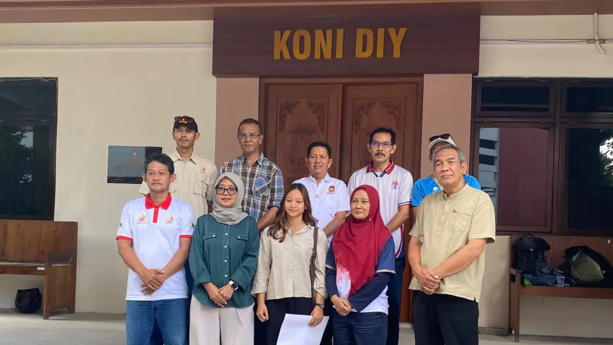 Atlet panjat tebing andalan DIJ Sukma Lintang Cahyani saat dilepas di Kantor KONI DIJ, Jumat (24/7) untuk mengikuti Pelatnas di Jakarta sebelum tampil di ajang Asian Games 2026.