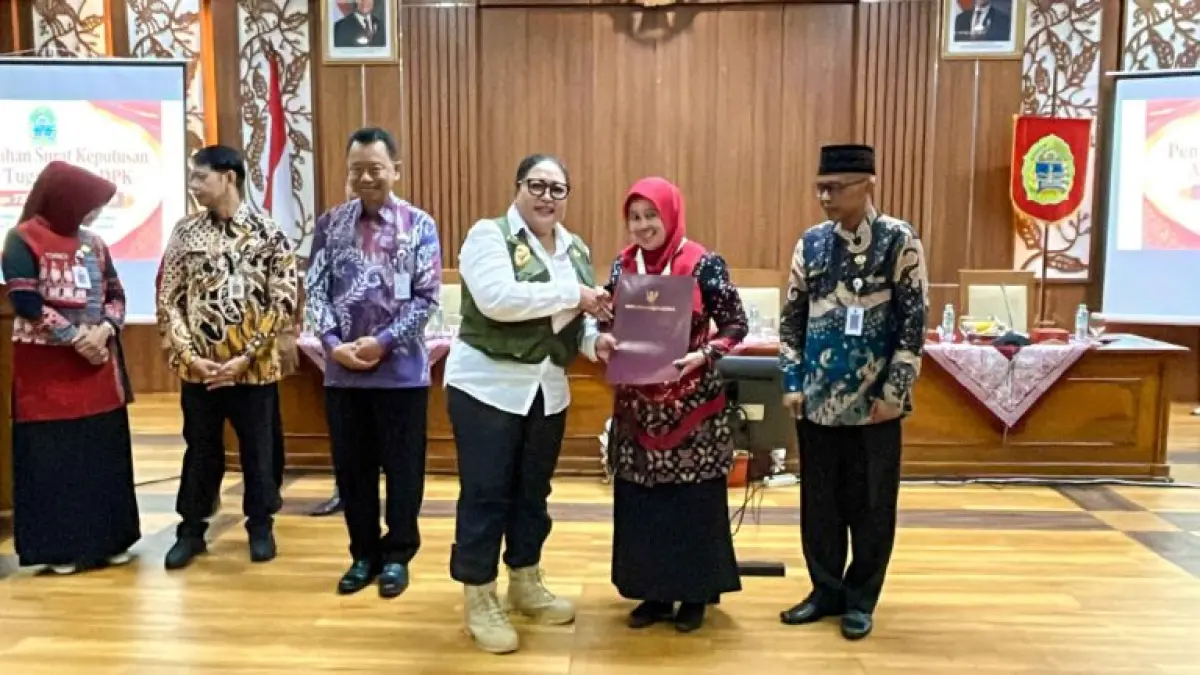 Bupati Gunungkidul Endah Subekti Kuntariningsih menyerahkan Surat Keputusan (SK) alih tugas kepada perwakilan guru DPK yang kini resmi bertugas di sekolah negeri, Jumat (24/7/2026). (Dok. Pemda Gunungkidul)

&nbsp;