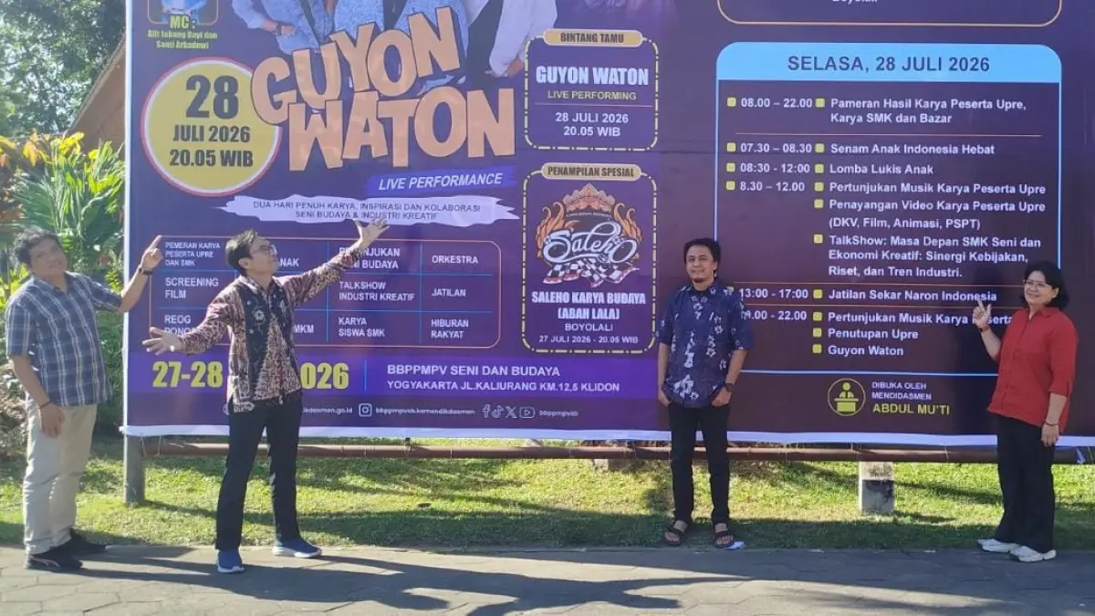 Dari kiri, Janu Riyanto, Wanto, Urip Wahyono, dan Feti Anggraeni di depan baliho Gelar Karya di kampus BBPPMPV Seni dan Budaya, Jalan Kaliurang Km 12,5, Kledon, Sukoharjo, Ngaglik, Sleman, Jumat 24 Juli 2026. (Foto: iwa ikhwanudin/Radar Jogja)