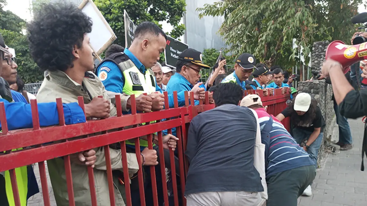 DIHADANG: Petugas keamanan UGM menahan gerbang saat warga penolak tambang dan pabrik semen Pracimantoro, Wonogiri, bersama mahasiswa berupaya melintas menuju Balairung, Jumat (24/7/2026). (Foto: Yusuf Bastiar/Radar Jogja)