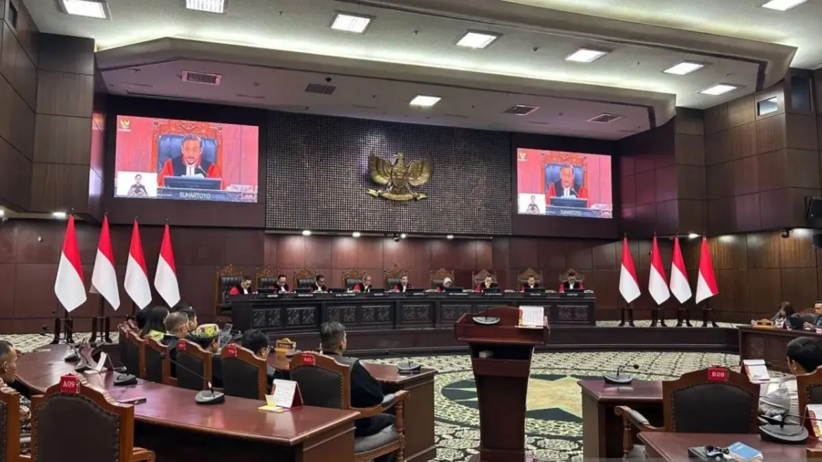 Hakim Mahkamah Konstitusi menggelar sidang pengucapan putusan pengujian materiil undang-undang terhadap 20 permohonan salah satunya menyoal kuota internet hangus di ruang sidang utama Gedung I MK, Jakarta, Kamis (23/7/2026). (Sumber: ANTARA)