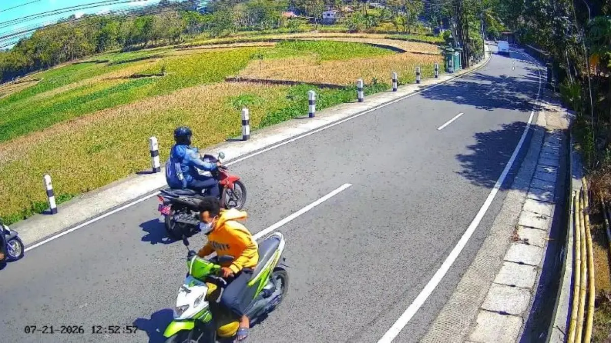 INI LHO: Pelaku pencurian tabung gas LPG 3 kilogram mengenakan jaket kuning saat melarikan diri. (Tangkapan Layar CCTV)