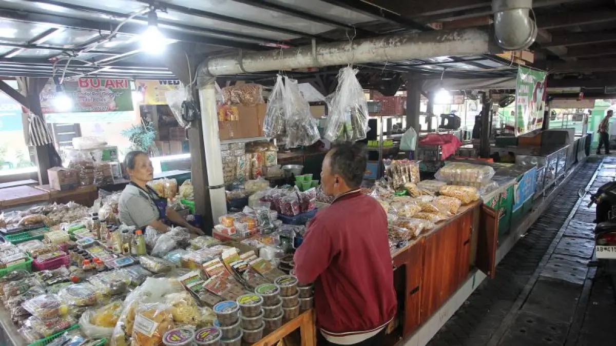JADI JUJUKAN: Pedagang yang memiliki lapak menjajakan beragam olahan makanan di Pasar Ngasem Jumat (24/7). Semakin dikenal sebagai destinasi wisata kuliner, jumlah pedagang asongan juga ikut meningkat di area pasar.&nbsp;(GUNTUR AGA TIRTANA/RADAR JOGJA)