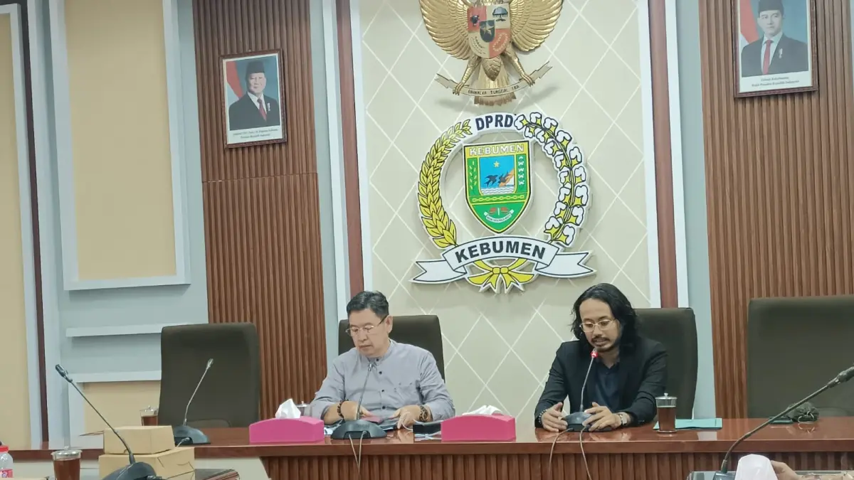 Ketua Badan Pembentukan Peraturan Daerah (Bapemperda) DPRD Kebumen M Fauhan Fawaqi didampingi Wakil Ketua Bambang Sutrisno memberikan penjelasan program usulan Rancangan Peraturan Daerah. (M Hafied/Radar Jogja)