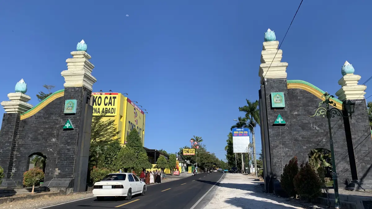 Kondisi gapura batas Kota Wonosari di kawasan Tugu Siyono setelah bando bertuliskan "Selamat Datang di Kota Wonosari" dilepas karena dinilai berpotensi membahayakan pengguna jalan.

‎